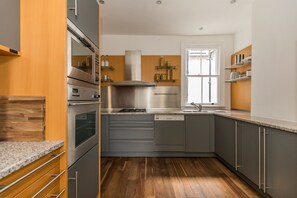 Apartment, 3 Bedrooms, 2 Bathrooms | Private kitchen | Fridge, microwave, oven, stovetop - Eson2 - Charming 3 Bedroom Flat in Chelsea (London)
