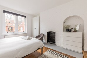 Apartment, 3 Bedrooms, 2 Bathrooms | 3 bedrooms, in-room safe, iron/ironing board, free WiFi - Eson2 - Charming 3 Bedroom Flat in Chelsea (London)