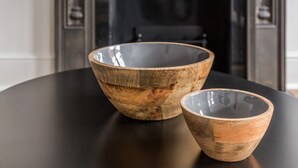 A table with two wooden bowls and a vase with flowers. - Eson2 - Charming 3 Bedroom Flat in Chelsea (London)