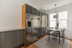 Appartement, 3 chambres, 2 salles de bains | Repas dans la chambre