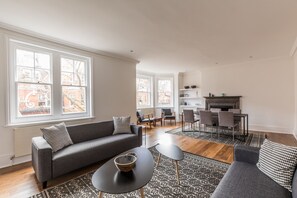 Apartment, 3 Bedrooms, 2 Bathrooms | Living room | TV - Eson2 - Charming 3 Bedroom Flat in Chelsea (London)