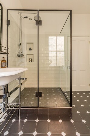 Apartment, 3 Bedrooms, 2 Bathrooms | Bathroom - Eson2 - Charming 3 Bedroom Flat in Chelsea (London)
