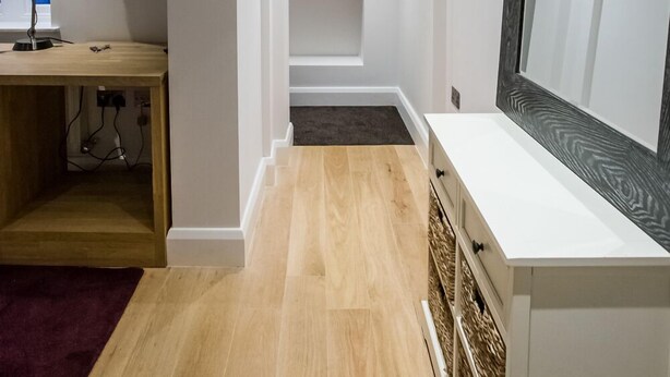 A modern hotel room with a wooden desk, a large mirror, and a flat-screen TV. - Eson2 - The York Street Nest (London)