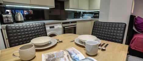 Apartemen, 1 kamar tidur | Makan di kamar