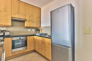 Full-sized fridge, microwave, oven, stovetop