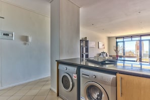 Full-size fridge, microwave, oven, stovetop - Atlantic Views 5 (Cape Town)