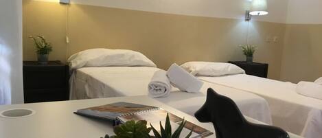 Departamento básico, 3 habitaciones | 1 habitación, escritorio, tabla de planchar con plancha y wifi gratis