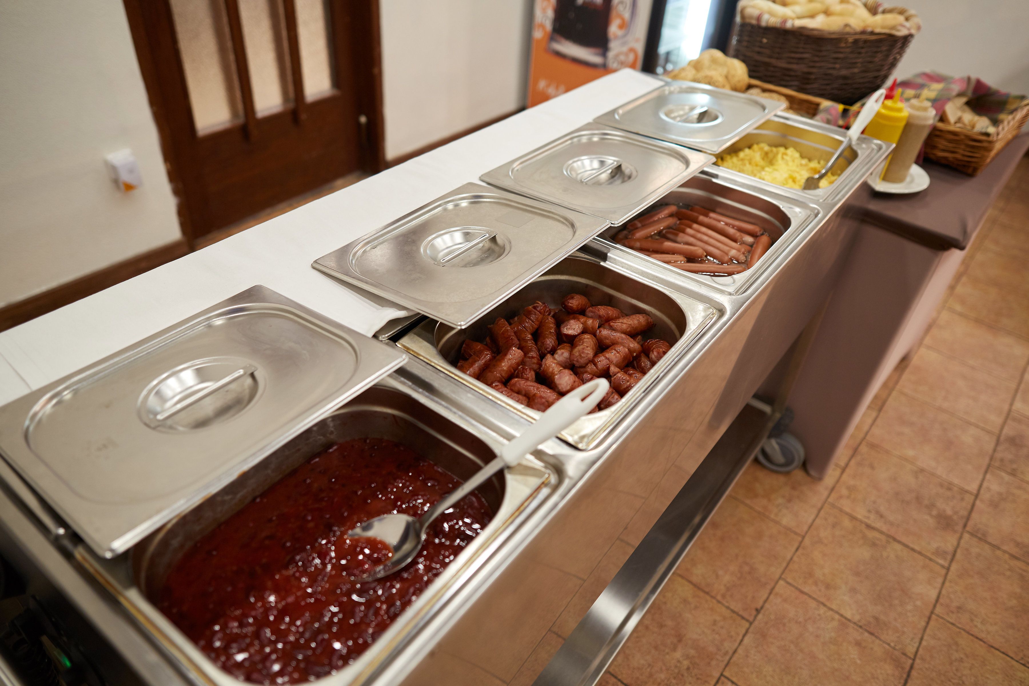 Un buffet proposant une variété de plats et d'accompagnements.