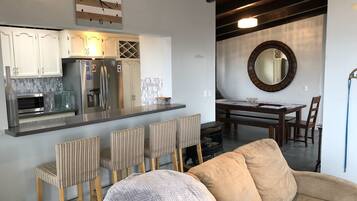 Rumah | Dapur pribadi | Lemari es besar, microwave, kompor, dan peralatan masak/sendok-piring