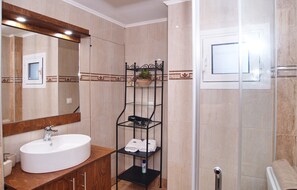 House, 2 Bedrooms | Bathroom | Shower, free toiletries, hair dryer, towels