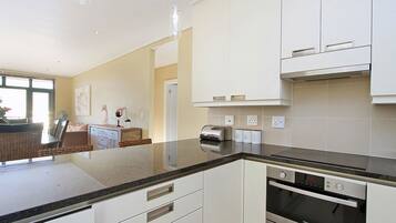 Coffee/tea maker, full-sized fridge, microwave, oven