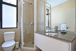 Shower, towels - Atlantic Views 6 (Cape Town)