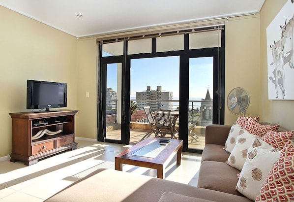 Flat-screen TV, DVD player - Atlantic Views 6 (Cape Town)