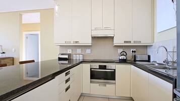 Full-size fridge, microwave, oven, stovetop