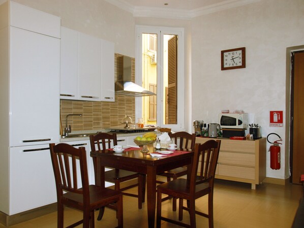 Petit déjeuner buffet (5.00 EUR par personne)