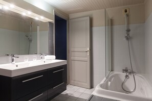 Free toiletries, hair dryer, towels - Domaine du Château de Bournel  (Cubry)