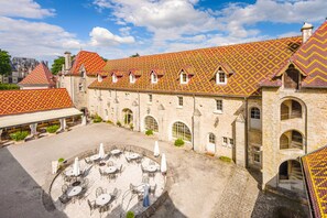 Courtyard - Domaine du Château de Bournel (Cubry)