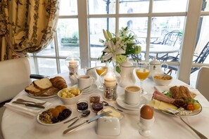 Daily buffet breakfast for a fee - Domaine du Château de Bournel  (Cubry)