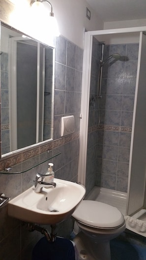 Douche, douche à « effet pluie », articles de toilette gratuits