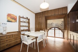 Apartment, 2 Schlafzimmer | Wohnbereich | 30-cm-LCD-Fernseher mit Digitalempfang, Fernseher