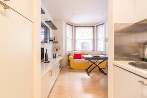 Apartment, 2 Schlafzimmer, 2 Bäder | Wohnzimmer | Fernseher