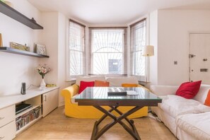 Apartment, 2 Schlafzimmer, 2 Bäder | Wohnzimmer | Fernseher