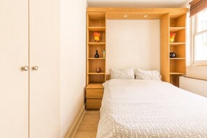 Apartamento, 2 quartos, 2 banheiros | 2 quartos, ferros/tábuas de passar roupa, Wi-Fi de cortesia