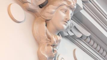 Un detallado relieve arquitectónico de una figura humana en una pared.
