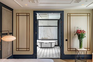 Suite | Bathroom | Shower, rainfall showerhead, eco-friendly toiletries, hair dryer - CoolRooms Palacio de Atocha (Madrid)