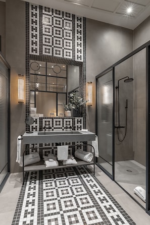 Habitación doble Premium | Baño | Regadera, regadera tipo lluvia, amenidades de baño ecológicas