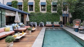 Una piscina al aire libre, tumbonas