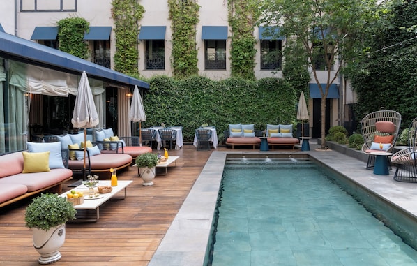 Outdoor pool, sun loungers - CoolRooms Palacio de Atocha (Madrid)