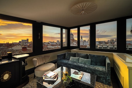 Signature Suite | Living area | Flat-screen TV