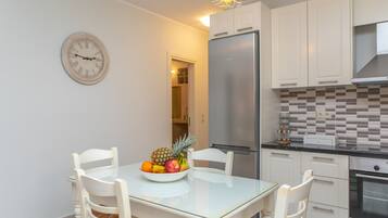 Apartment, Erdgeschoss (I) | Eigene Küche | Kühlschrank, Mikrowelle, Herdplatte, Wasserkocher mit Kaffee-/Teezubehör