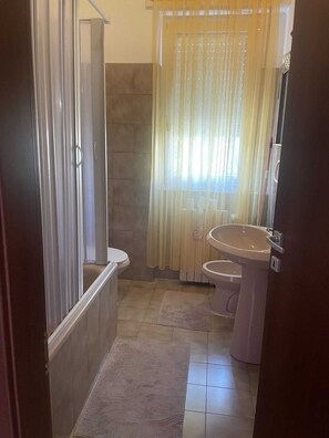 Triple room, (one room of the apartment) civico 22 | バスルーム | シャワー付き浴槽、深めの浴槽、レインフォールシャワー、バスアメニティ (無料)