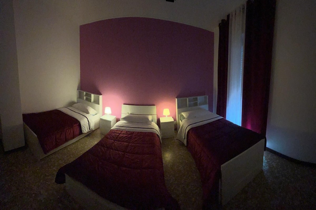 Triple room, (one room of the apartment) civico 22 | Edredones de plumas, wifi gratis, ropa de cama