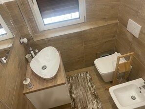 Space room , Private bathroom( One room of the apartment )n 26 | バスルーム | シャワー付き浴槽、深めの浴槽、レインフォールシャワー、バスアメニティ (無料)