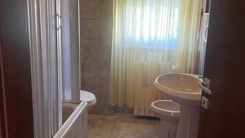 Bañera con ducha, bañera profunda, cabezal de ducha tipo lluvia