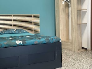 Relax Room (one room of the appartment) civico 22 | Down comforters, free WiFi, bed sheets - B&B Aeroporto (Azzano San Paolo)