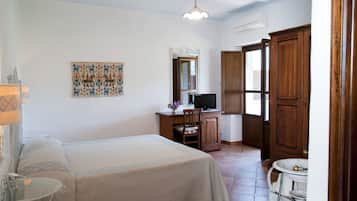 Økonomi-firemannsrom | Minibar, safe på rommet, lydisolert og barnesenger