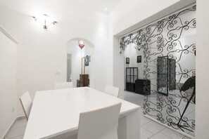 Basic-Apartment, 1 Schlafzimmer | Wohnbereich | Flachbildfernseher