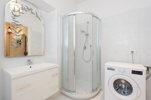 Basic Apartment, 1 Bedroom | Bathroom | Shower, free toiletries, hair dryer, bidet - Pergola 48 (Florence)