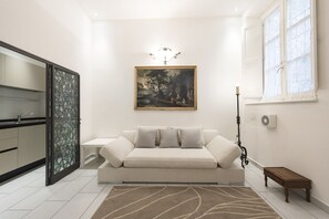 Basic-Apartment, 1 Schlafzimmer | Wohnbereich | Flachbildfernseher