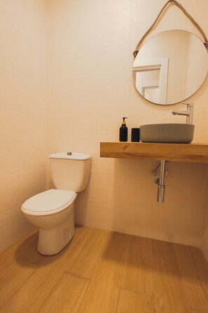 宿舍 (Bed in 8-bed) | 浴室 | 淋浴设施、毛巾、卫生纸