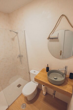 Basic Shared Dormitory ((Bed in 4-bed)) | Bathroom | Shower, towels, toilet paper - Latas Surf House (Ribamontan al Mar)