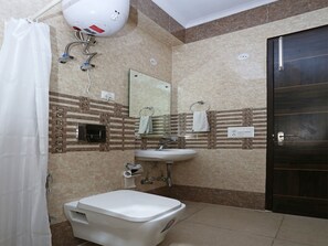 Standard Double Room | Bathroom | Shower, free toiletries, towels