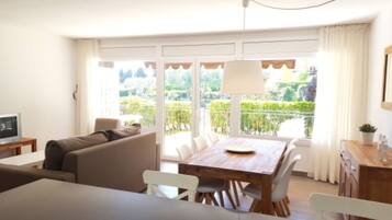 Family Apartment, 2 Bedrooms, Pool View | Living room | TV