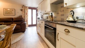 Luxury Cottage, 1 Bedroom, Mountain View, Mountainside | Private kitchen | Fridge, microwave, oven, stovetop - Whillan Beck Cottage (Holmrook)