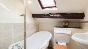 Luxury Cottage, 1 Bedroom, Mountain View, Mountainside | Bathroom | Combined shower/bathtub, free toiletries, towels