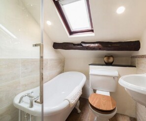 Casa de campo superluxo, 1 quarto, vista para a montanha, ao lado da montanha | Banheiro | Chuveiro/banheira combinados, produtos de toalete grátis